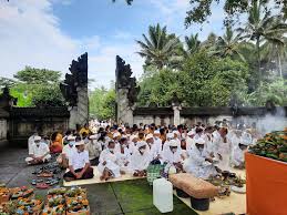 Upacara adat di dalam Pura